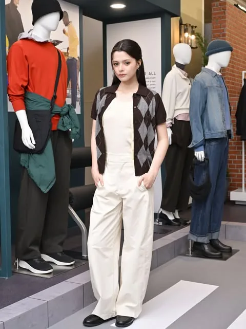 เบ็คกี้ อาร์มสตรอง ในแฟชั่น UNIQLO เบ็คกี้ อาร์มสตรอง ในแฟชั่น UNIQLO